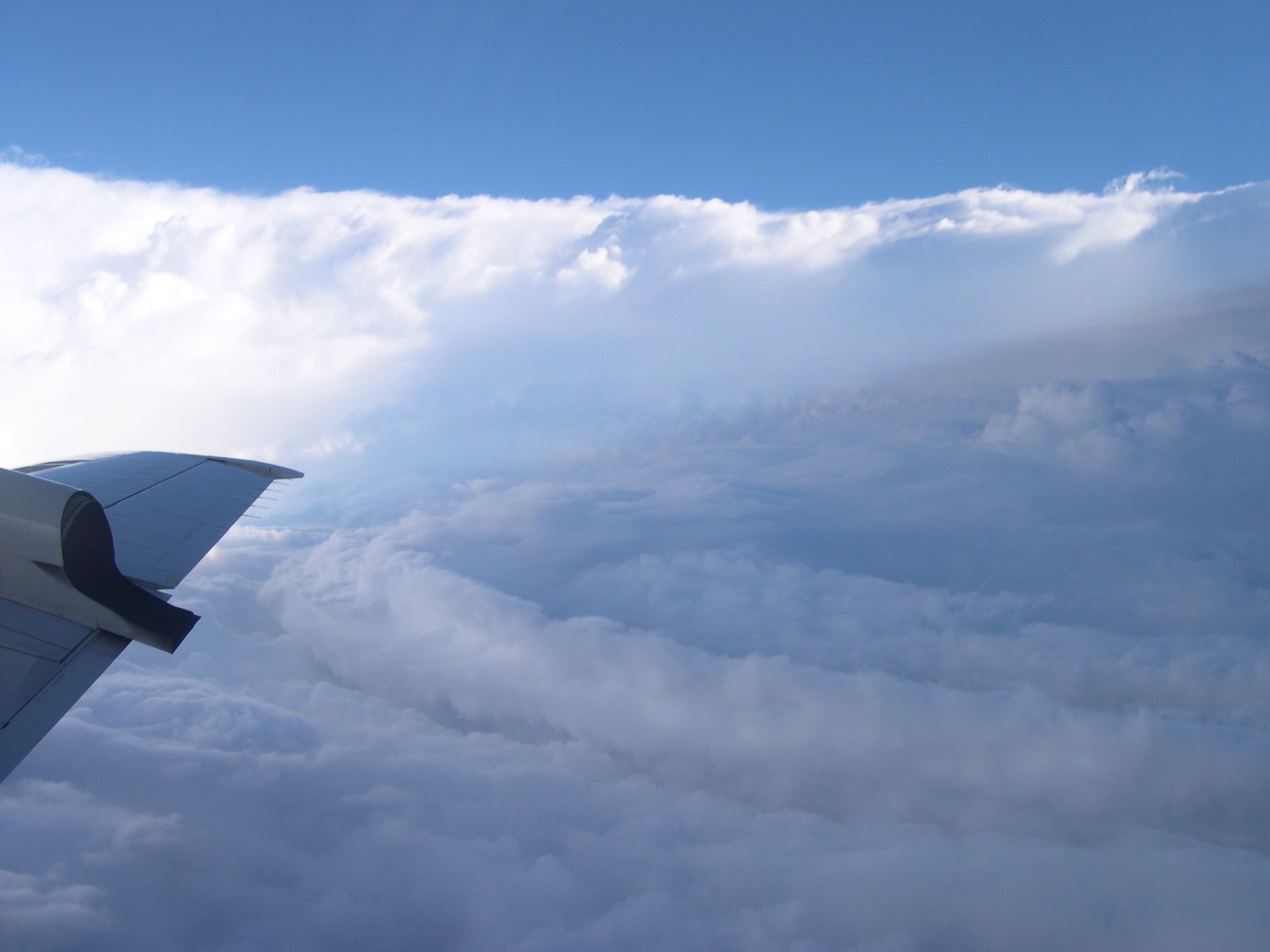 Un aéronef de la NOAA traverse le mur de l’œil de l’ouragan Isabel